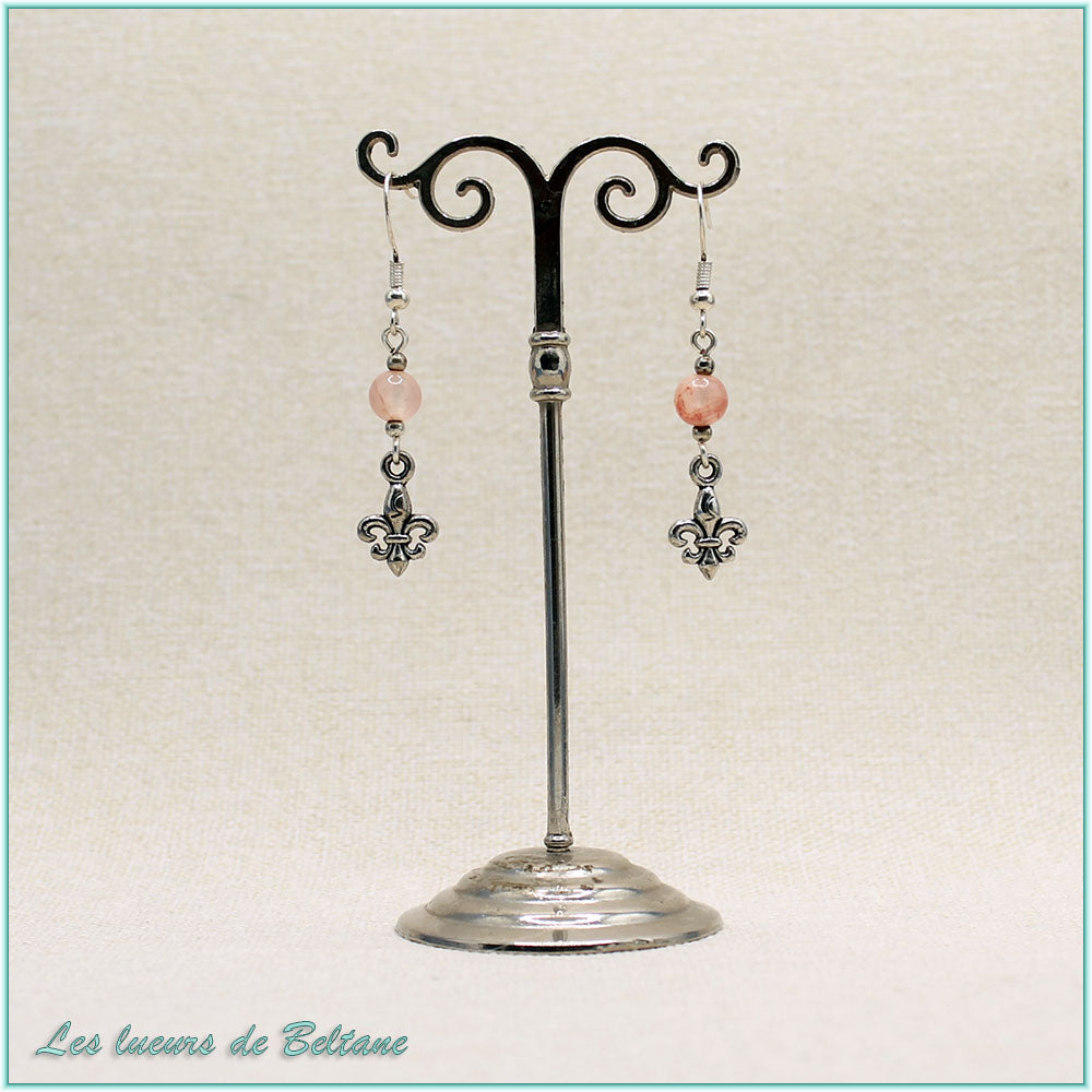 Boucles d'oreilles Iseult, fleur de lys argentée et perle de jade cerise teinté