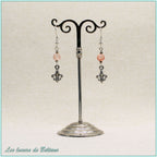 Boucles d'oreilles Iseult, fleur de lys argentée et perle de jade cerise teinté