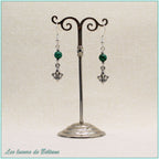 Boucles d'oreilles Iseult, fleur de lys argentée et perle de malachite