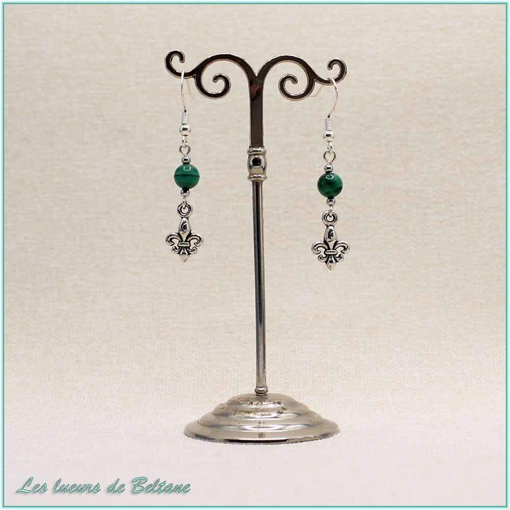 Boucles d'oreilles Iseult, fleur de lys argentée et perle de malachite