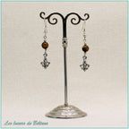 Boucles d'oreilles Iseult, fleur de lys argentée et perle d'œil de tigre