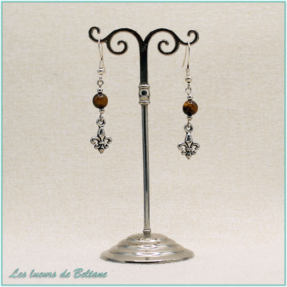 Boucles d'oreilles Iseult, fleur de lys argentée et perle d'œil de tigre