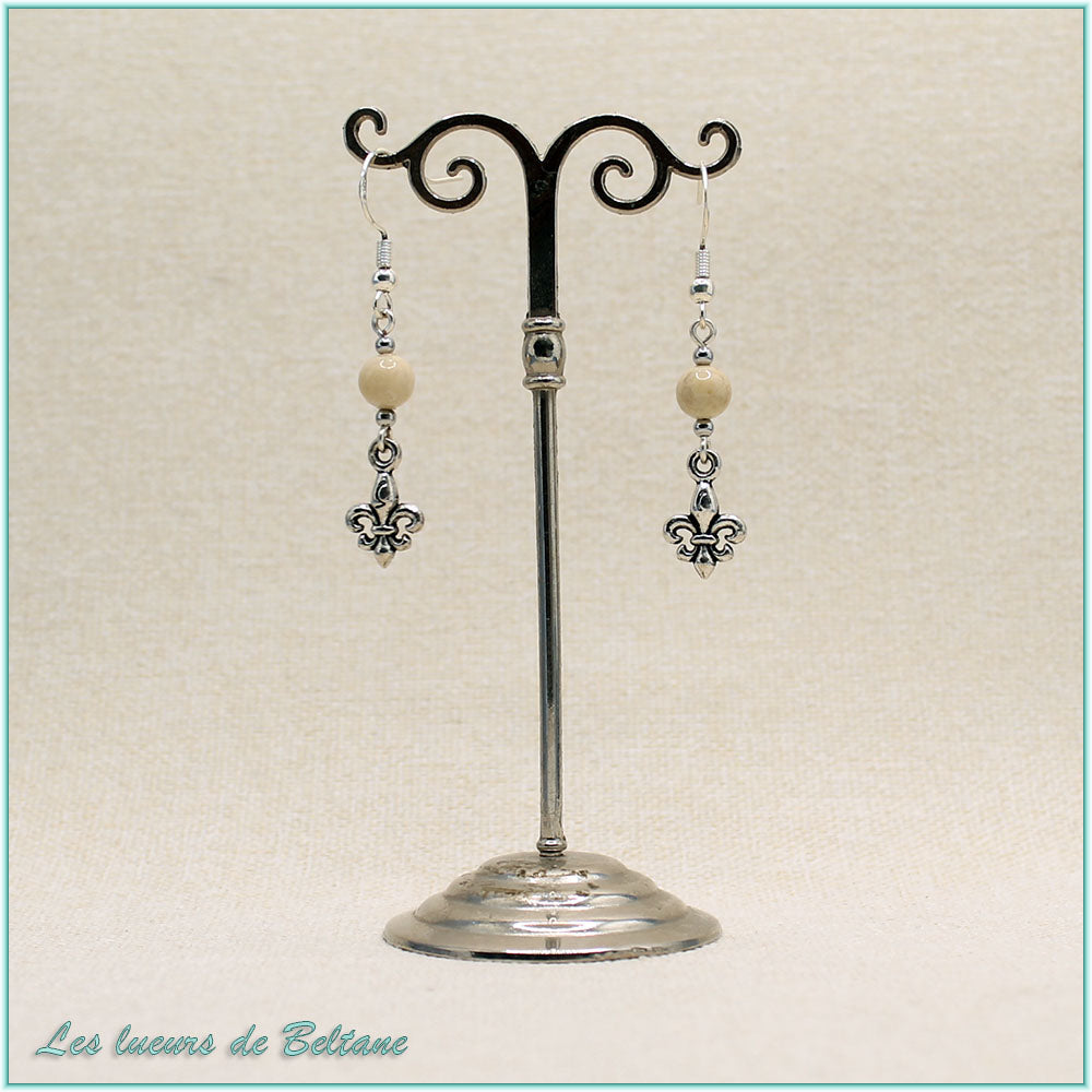 Boucles d'oreilles Iseult, fleur de lys argentée et perle de pierre de rivière