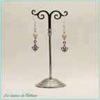Boucles d'oreilles Iseult, fleur de lys argentée et perle de pierre de rivière