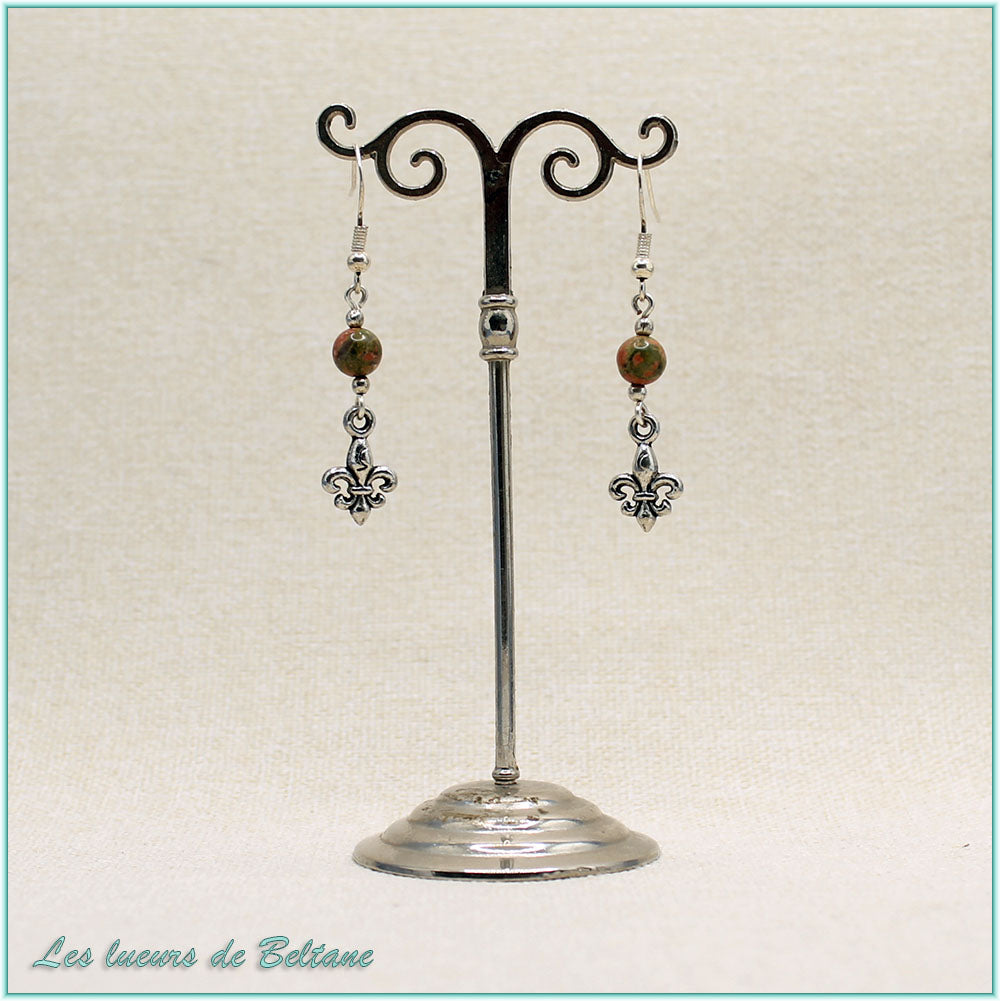 Boucles d'oreilles Iseult, fleur de lys argentée et perle d'unakite