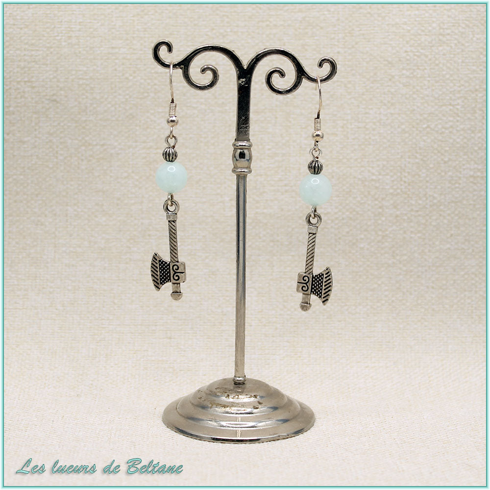 Boucles d'oreilles hache gravée et perle d'amazonite, faites main