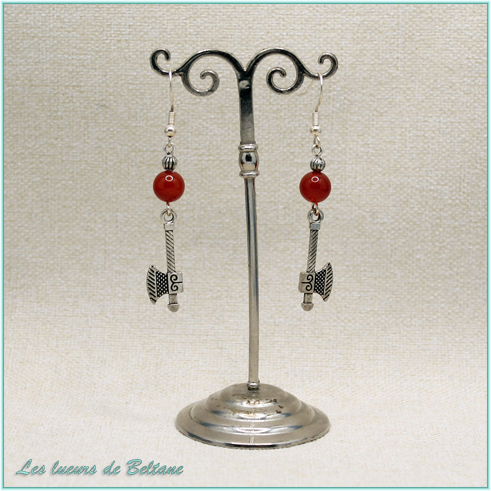 Boucles d'oreilles hache gravée et perle de cornaline, faites main