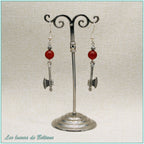 Boucles d'oreilles hache gravée et perle de cornaline, faites main
