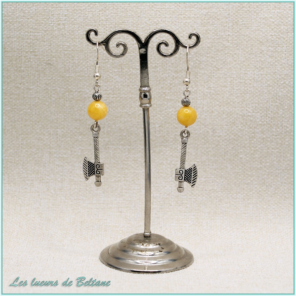 Boucles d'oreilles hache gravée et perle de jade jaune, faites main