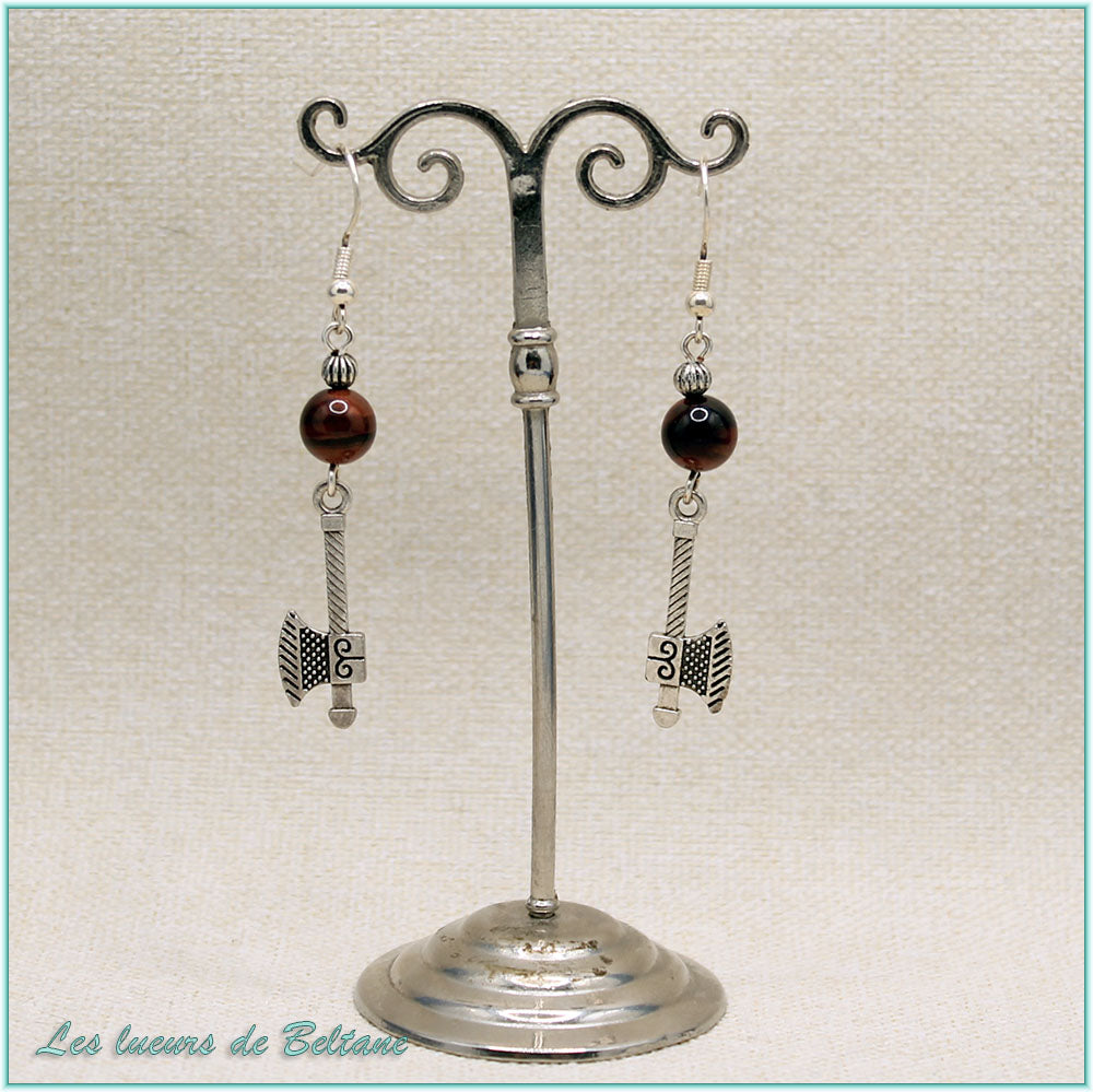 Boucles d'oreilles hache gravée et perle d'œil de taureau, faites main