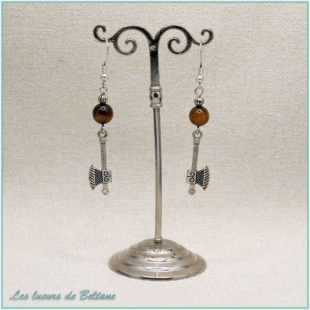 Boucles d'oreilles hache gravée et perle d'œil de tigre, faites main