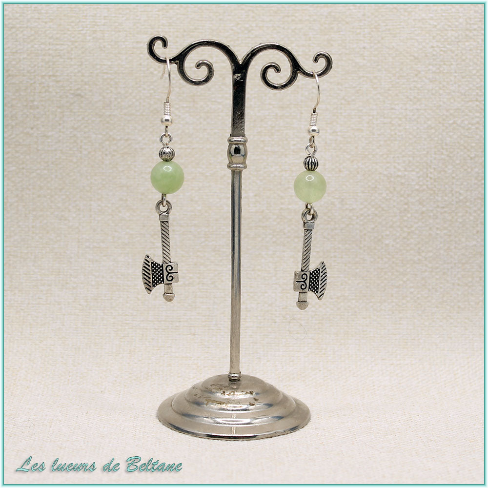 Boucles d'oreilles hache gravée et perle de péridot, faites main