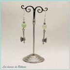 Boucles d'oreilles hache gravée et perle de péridot, faites main