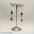 Boucles d'oreilles hache gravée et perle de sodalite, faites main