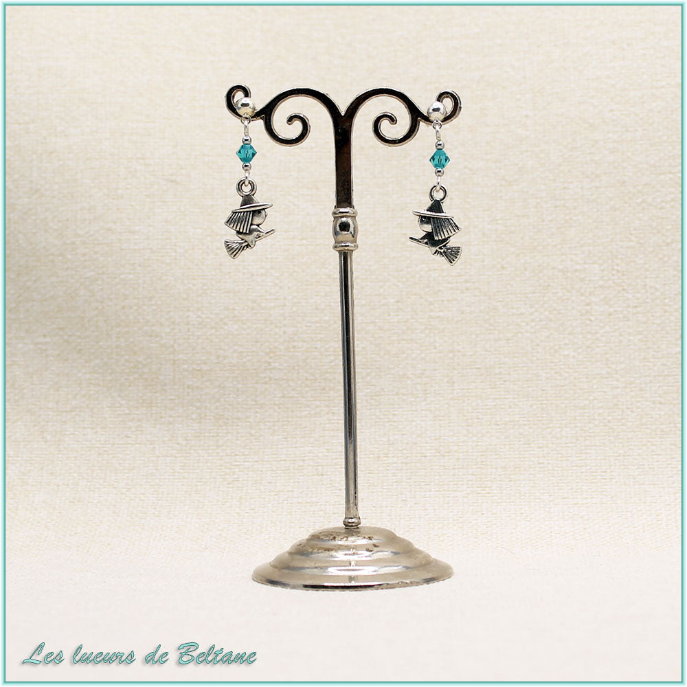 Boucles d'oreilles Soazig, petite sorcière sur son balai et perle en cristal bleu turquoise