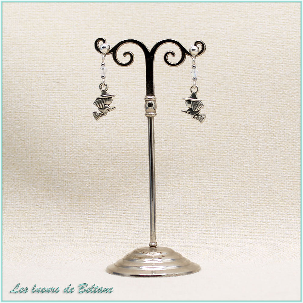 Boucles d'oreilles Soazig, petite sorcière sur son balai et perle en cristal transparent