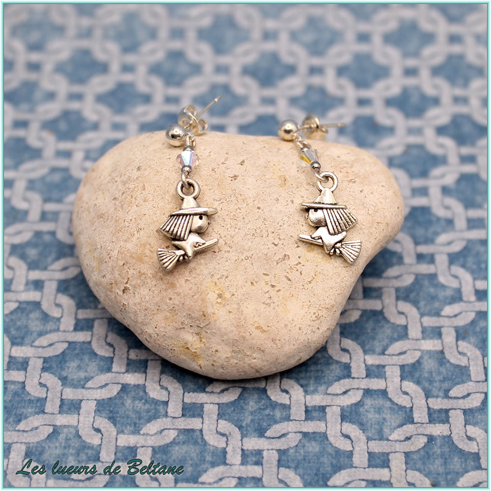 Boucles d'oreilles Soazig, sorcière argentée et perle en cristal transparent, autre vue