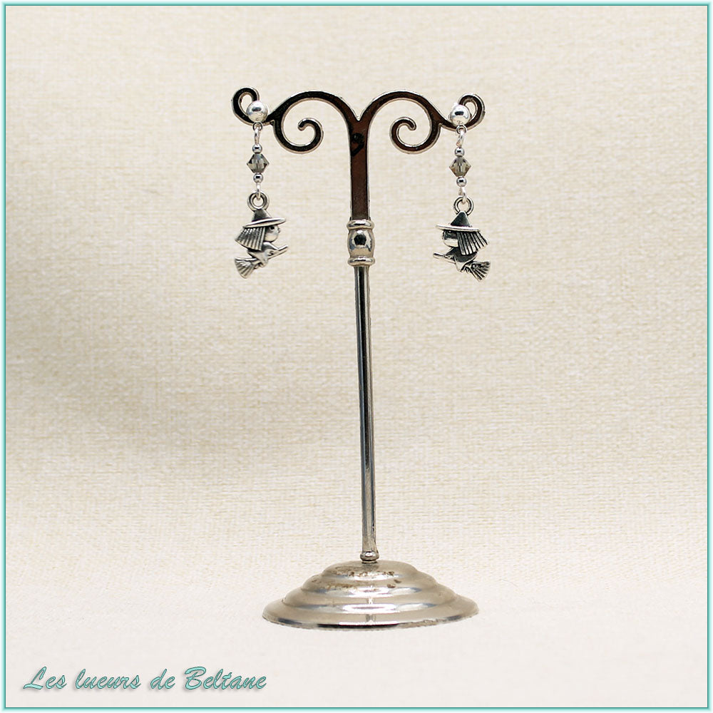 Boucles d'oreilles Soazig, petite sorcière sur son balai et perle en cristal gris