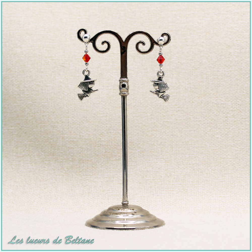 Boucles d'oreilles Soazig, petite sorcière sur son balai et perle en cristal orange