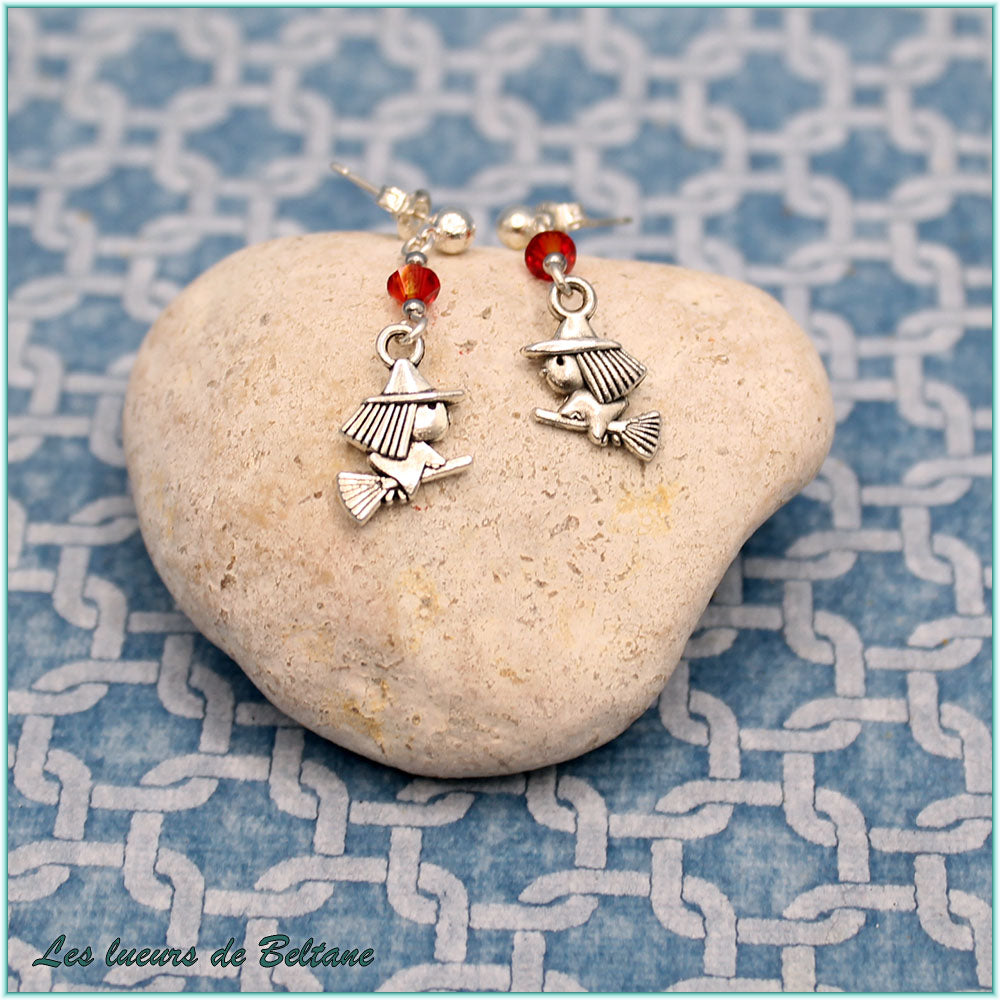 Boucles d'oreilles Soazig, sorcière argentée et perle orange, autre vue