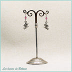 Boucles d'oreilles Soazig, petite sorcière sur son balai et perle en cristal rose
