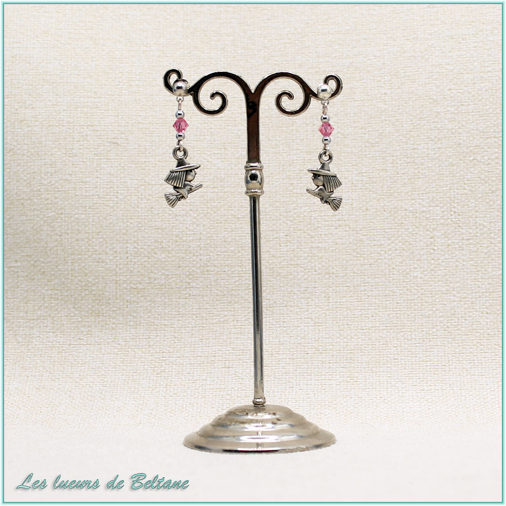 Boucles d'oreilles Soazig, petite sorcière sur son balai et perle en cristal rose