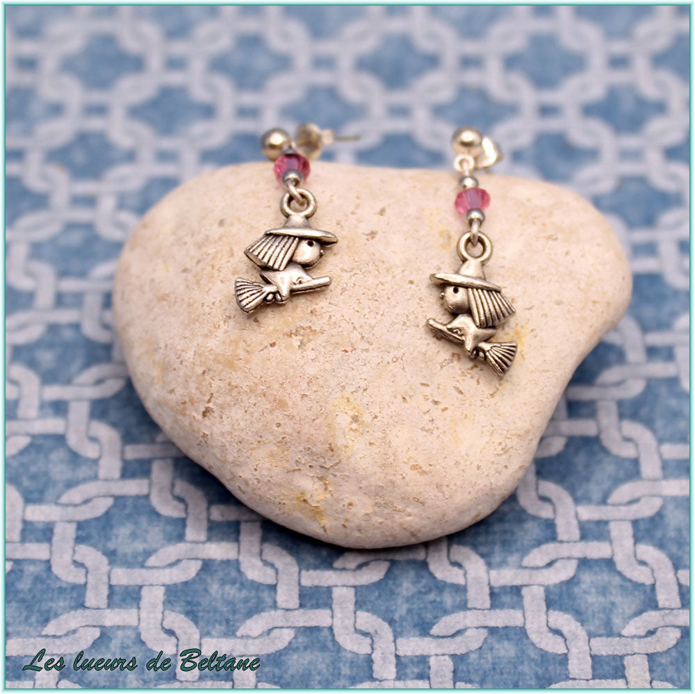 Boucles d'oreilles Soazig, sorcière argentée et perle rose, autre vue