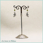 Boucles d'oreilles Soazig, petite sorcière sur son balai et perle en cristal vert olive