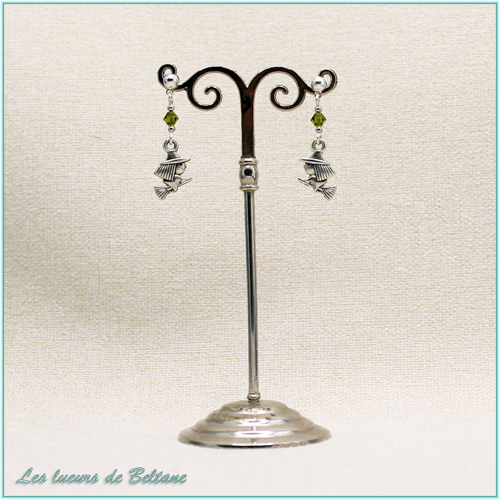 Boucles d'oreilles Soazig, petite sorcière sur son balai et perle en cristal vert olive