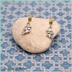 Boucles d'oreilles Soazig, sorcière argentée et perle vert olive, autre vue
