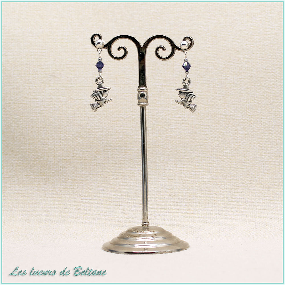 Boucles d'oreilles Soazig, petite sorcière sur son balai et perle en cristal violet