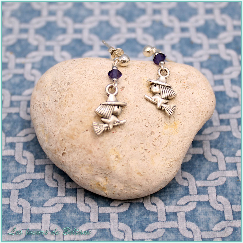 Boucles d'oreilles Soazig, sorcière argentée et perle violette, autre vue