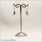 Boucles d'oreilles Soazig, petite sorcière sur son balai et perle en cristal violet clair