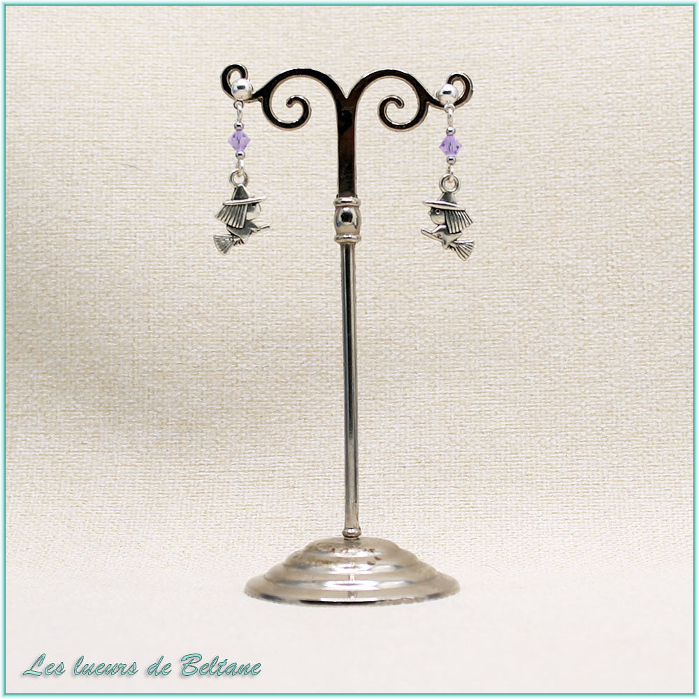 Boucles d'oreilles Soazig, petite sorcière sur son balai et perle en cristal violet clair