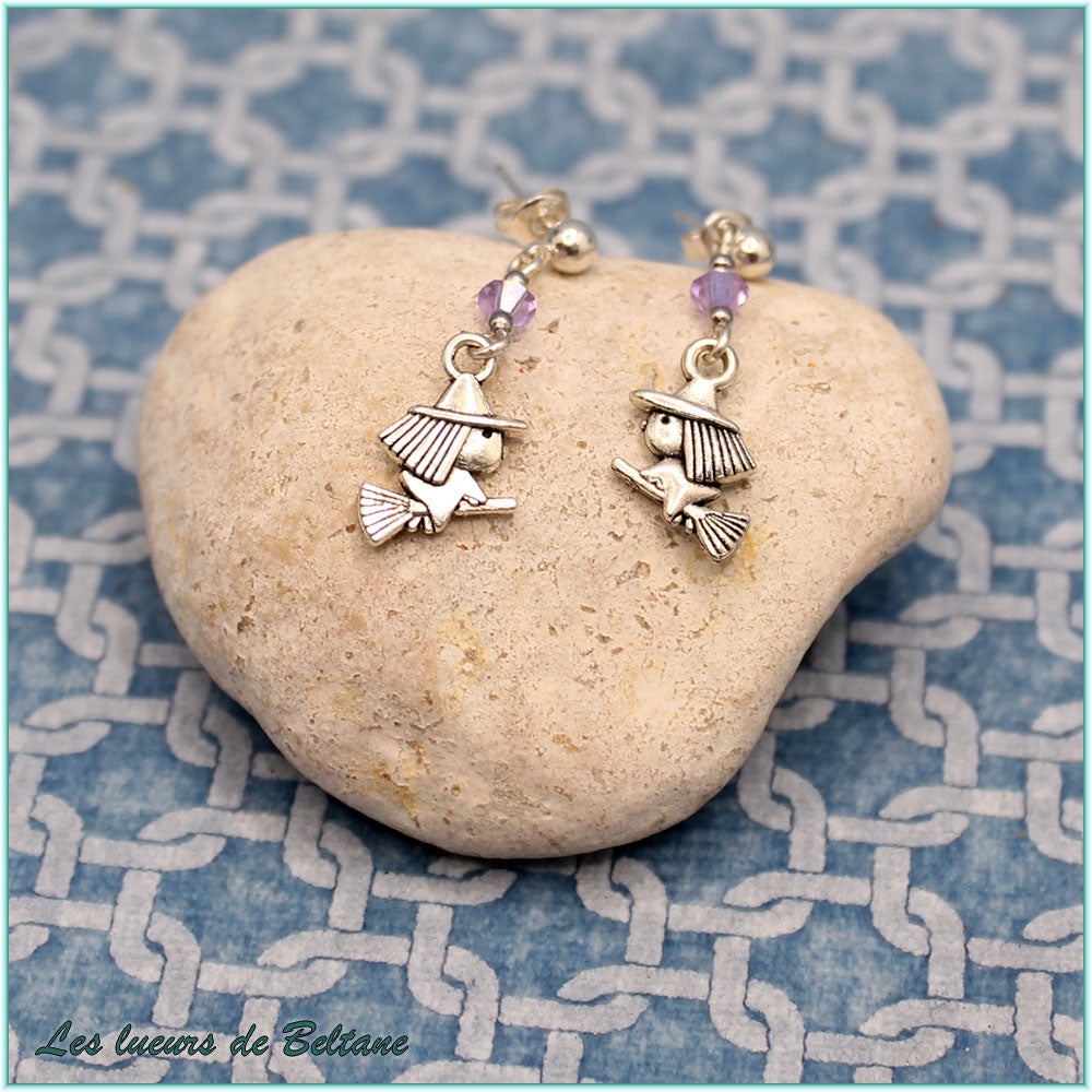 Boucles d'oreilles Soazig, sorcière argentée et perle violet clair, autre vue
