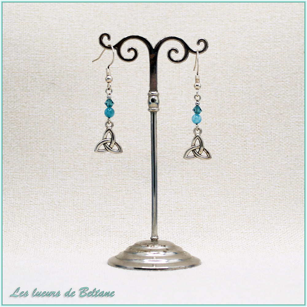 Boucles d'oreilles Enora, petit triquetra argenté, perles d'apatite et de cristal