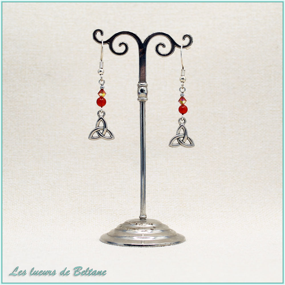 Boucles d'oreilles Enora, petit triquetra argenté, perles de cornaline et de cristal