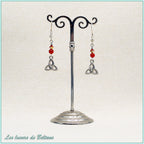 Boucles d'oreilles Enora, petit triquetra argenté, perles de cornaline et de cristal