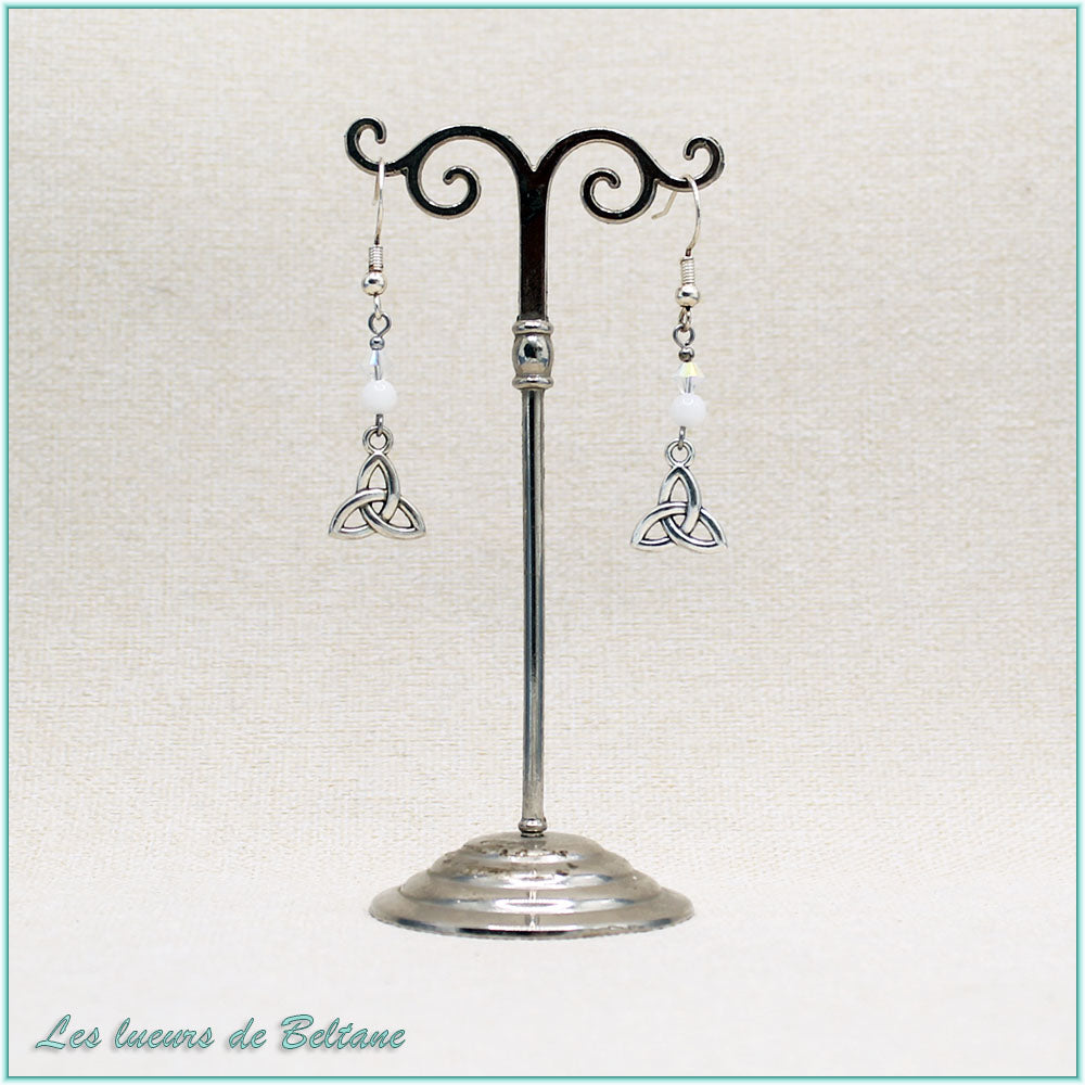 Boucles d'oreilles Enora, petit triquetra argenté, perles de jade blanc et de cristal
