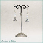 Boucles d'oreilles Enora, petit triquetra argenté, perles de jade blanc et de cristal