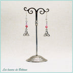 Boucles d'oreilles Enora, petit triquetra argenté, perles de jade cerise teinté et de cristal