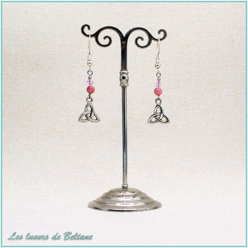Boucles d'oreilles Enora, petit triquetra argenté, perles de jade cerise teinté et de cristal