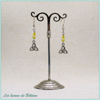 Boucles d'oreilles Enora, petit triquetra argenté, perles de jade citron et de cristal