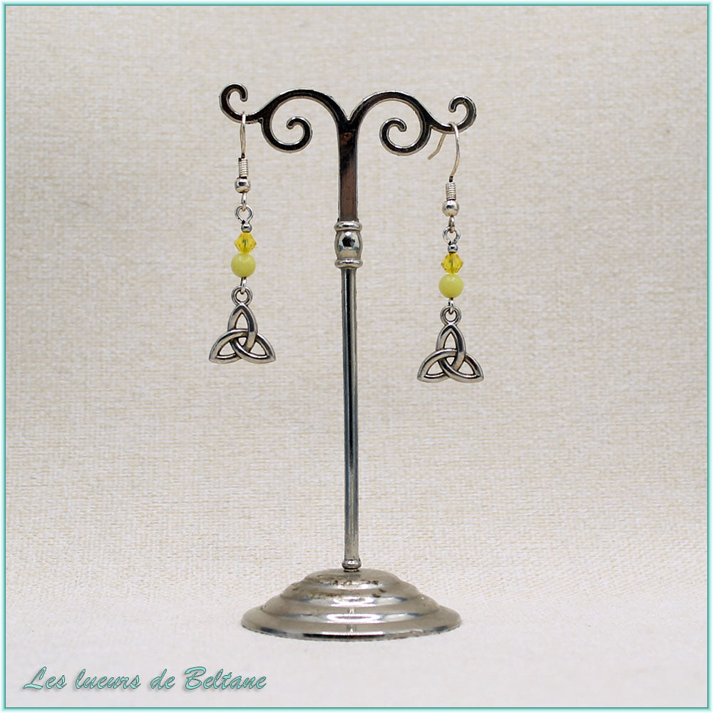 Boucles d'oreilles Enora, petit triquetra argenté, perles de jade citron et de cristal