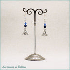 Boucles d'oreilles Enora, petit triquetra argenté, perles de lapis-lazuli et de cristal