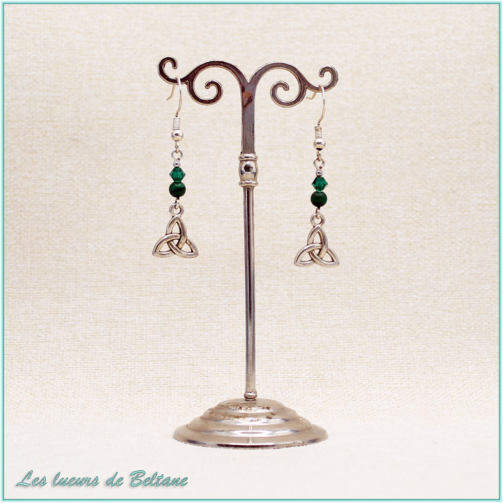 Boucles d'oreilles Enora, petit triquetra argenté, perles de malachite et de cristal