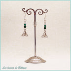 Boucles d'oreilles Enora, petit triquetra argenté, perles de malachite et de cristal