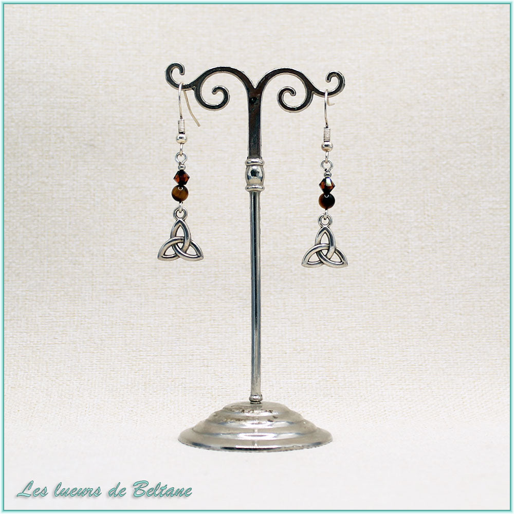 Boucles d'oreilles Enora, petit triquetra argenté, perles d'œil de tigre et de cristal