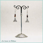 Boucles d'oreilles Enora, petit triquetra argenté, perles d'œil de tigre et de cristal