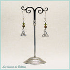 Boucles d'oreilles Enora, petit triquetra argenté, perles d'unakite et de cristal